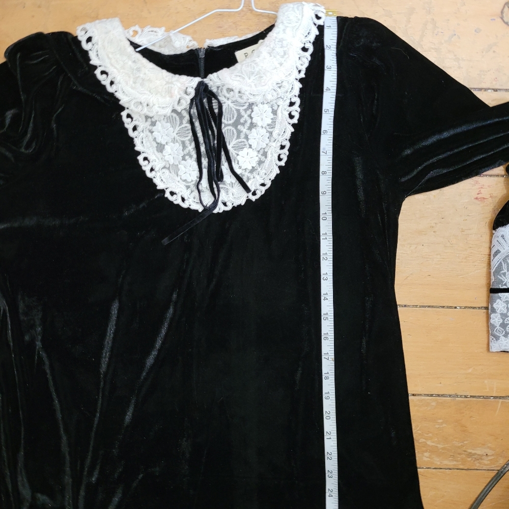 Classic velour tunic with white lace trim - Picture 9 of 9